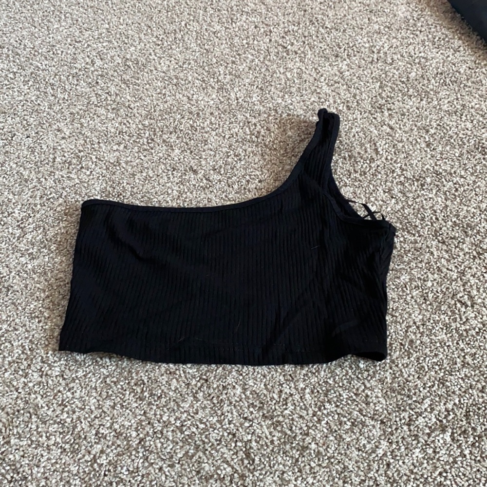 One strapped shoulder crop top